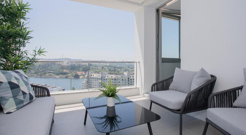 Liiiving in Porto - Luxury River View Apartments — Hotel in Valbom