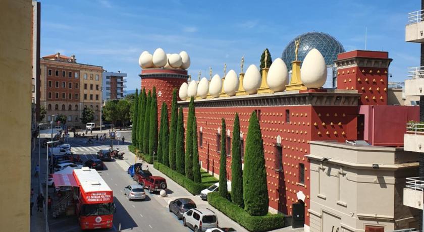 Apartamentos enfrente del Museo Dali - Serena Stays