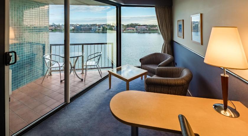 Lakes Hotel