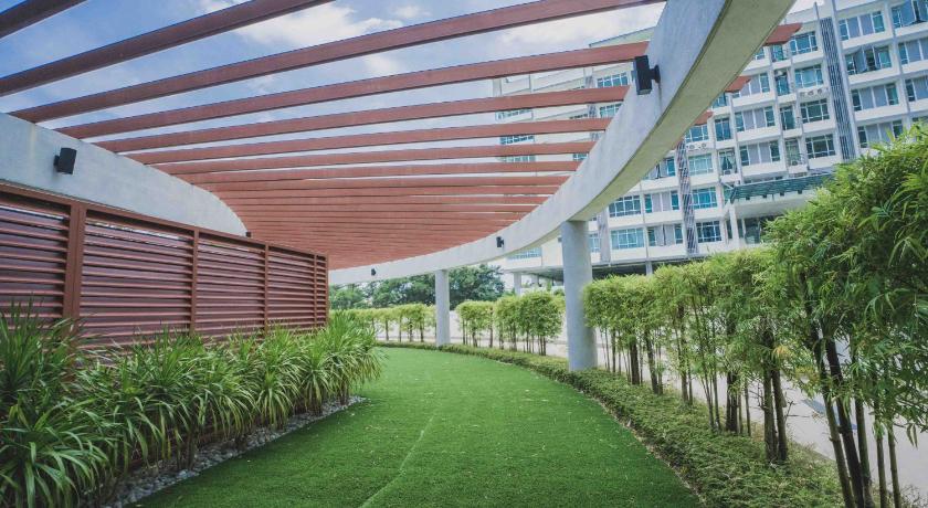 Free WiFi 3BR Pool View near Jusco Ikea Tesco photo