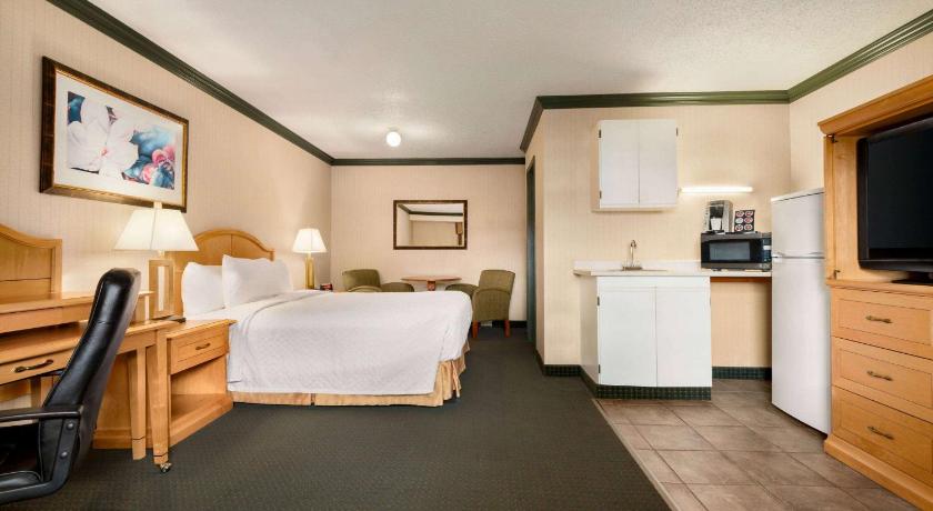 Travelodge by Wyndham Dawson Creek