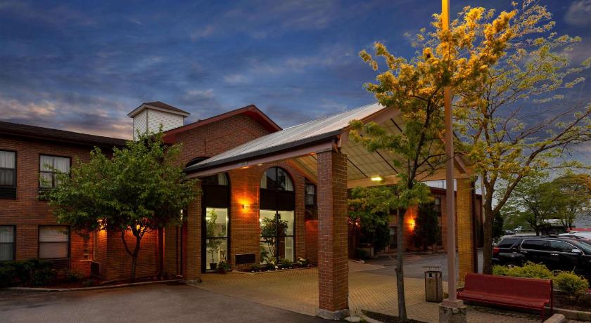 Howard Johnson by Wyndham Waukegan Great Lakes photo