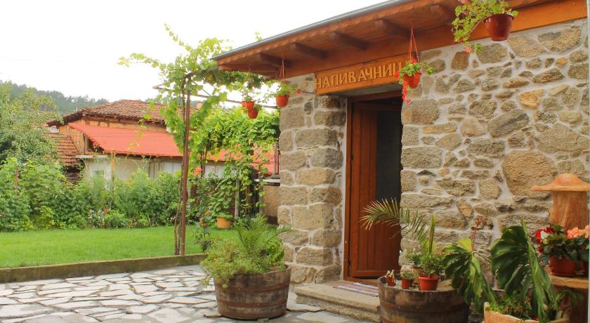 стаи за гости Диневи — Hotel in Kalofer