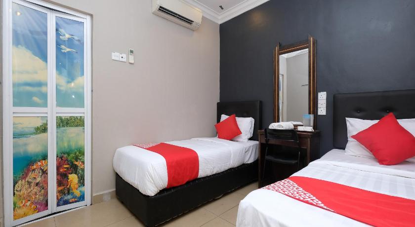 a hotel room with two beds and two lamps, OYO 1190 Nice Stay hotel in Raub