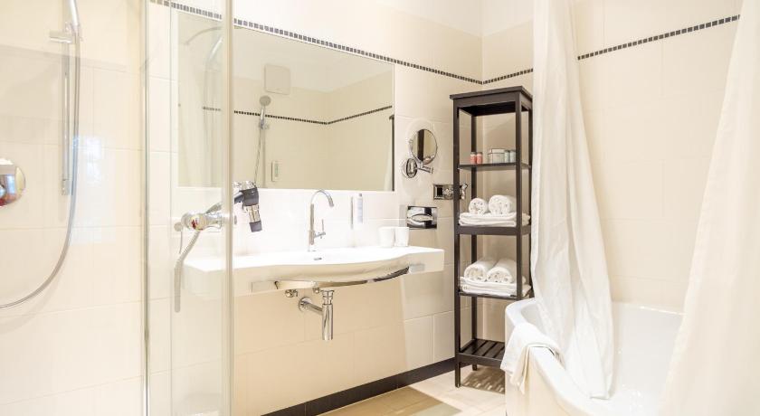 Image of Suite with Garden View 2