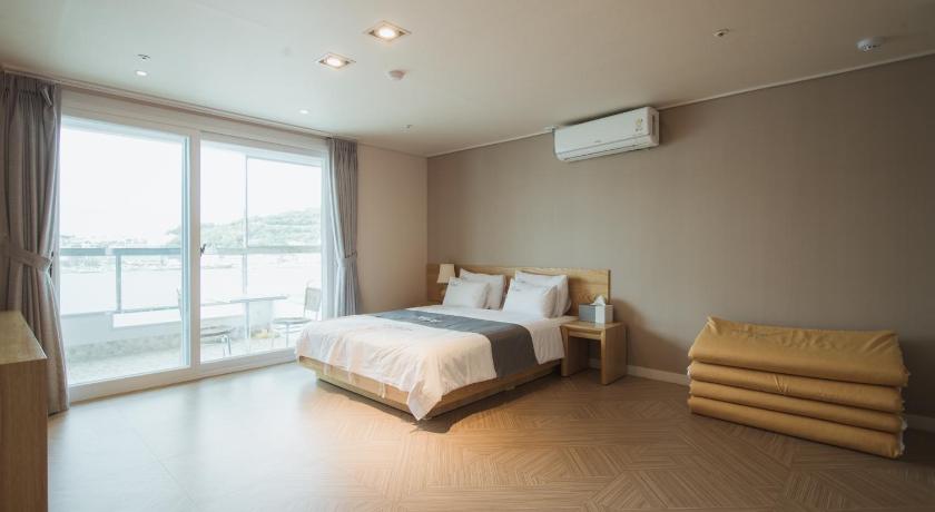 Image of Suite Family Room 6