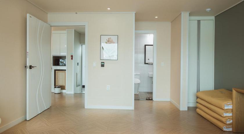Image of Suite Family Room 16