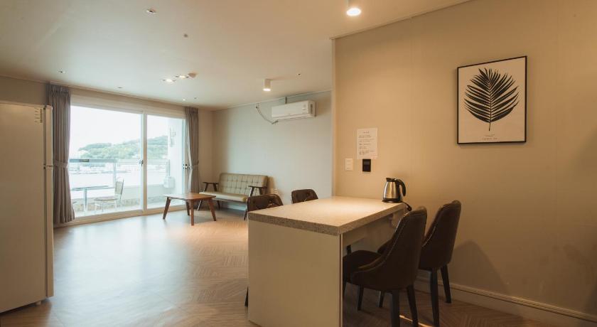 Image of Suite Family Room 17
