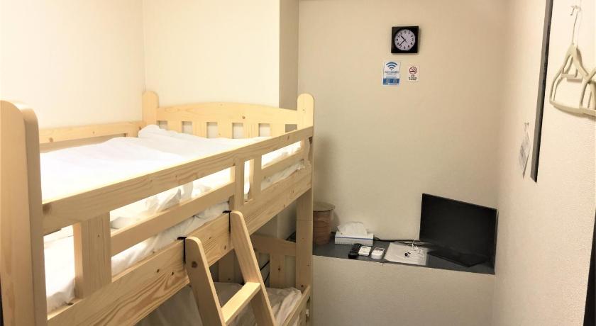 a bunk bed in a small room, space AJITO in Kofu