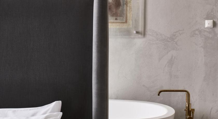Image of Courtyard signature suite (MI - CLOF) 1
