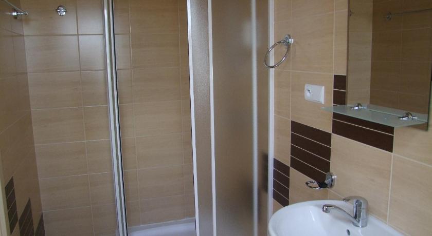 Zdjęcie: Pokój Dwuosobowy z 1 lub 2 łóżkami i łazienką (Double or Twin Room with Bathroom) 11