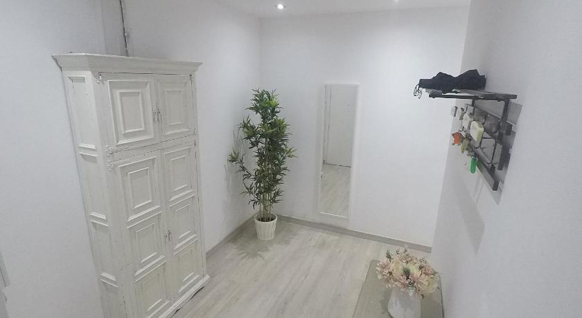 Sagrada Familia Apartment - image 14
