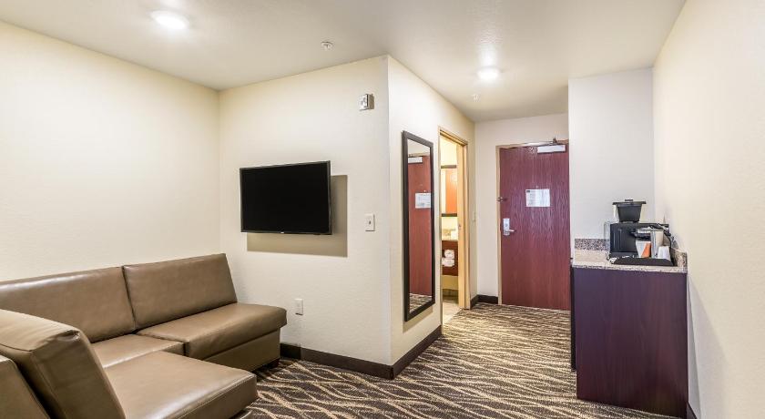 Cobblestone Hotel & Suites - Hartford