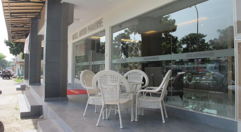 a patio area with chairs, tables and chairs, Hotel Austin Paradise - Taman Pulai Utama in Johor Bahru