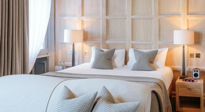 Image of Feature Twin or Double Room City View 7