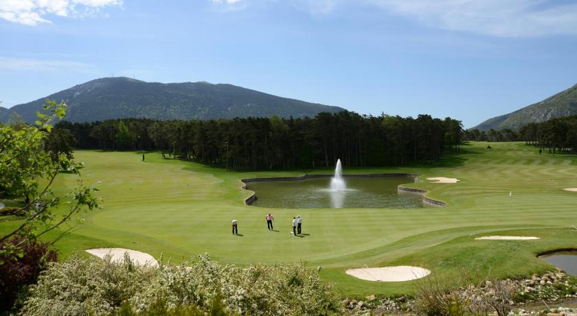 Chateau et Golf De Taulane