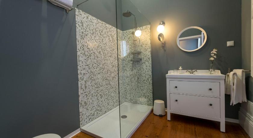 Guesthouse Bonjardim Suites by LovelyStay photo