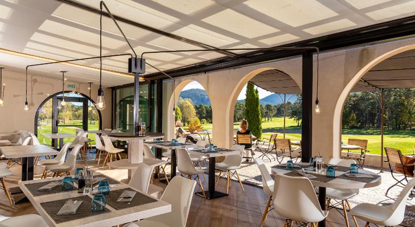 Chateau et Golf De Taulane photo