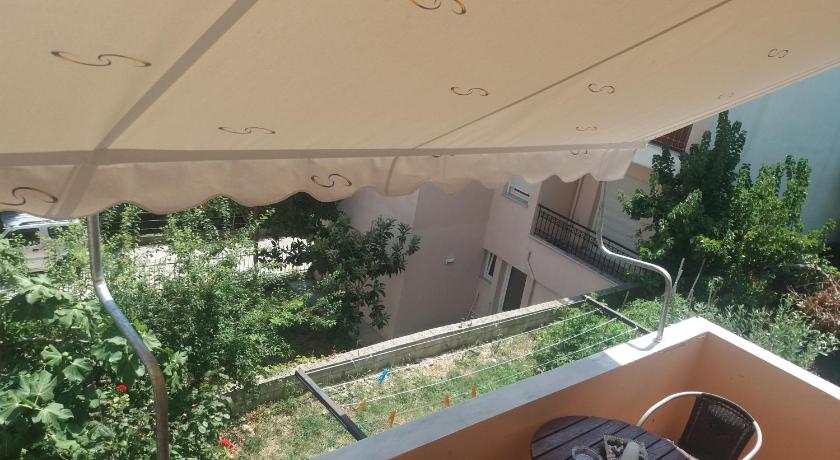Apartment with Balcony and Parking - image 5