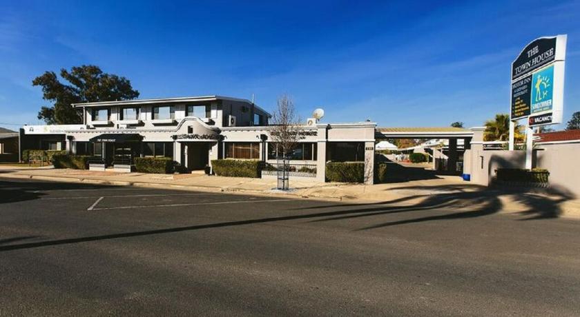 a large white building with a lot of windows, The Town House Motor Inn in Goondiwindi