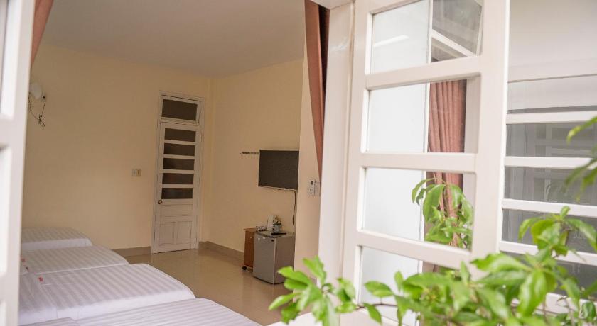 Image of Family Room (5 Adults) 8