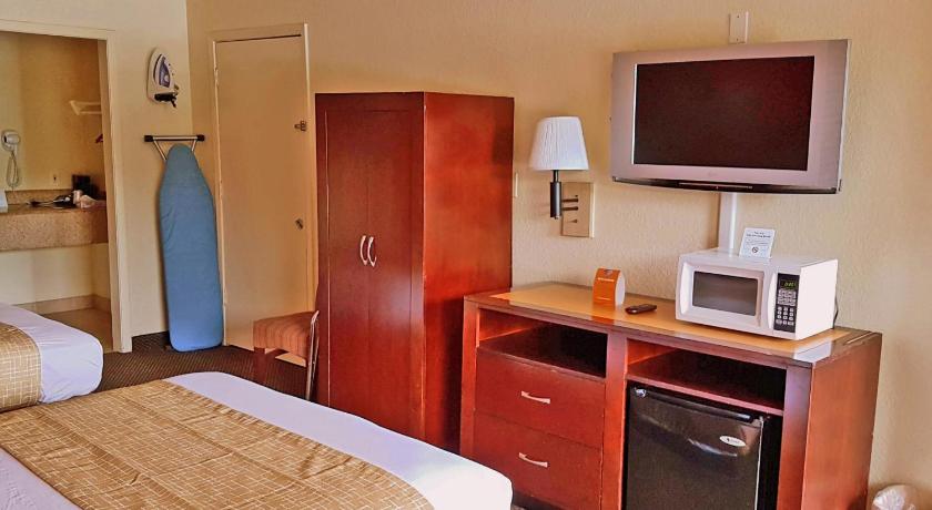 Image of 1 King Bed Accessible Room Non-Smoking 6
