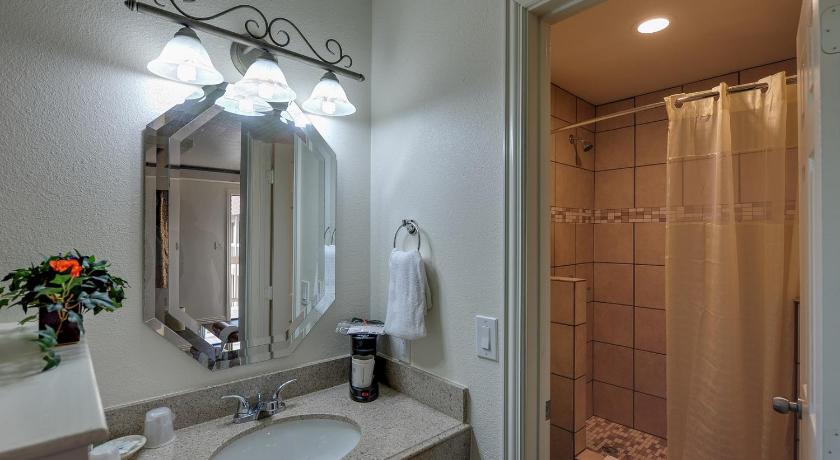 Romantic Inn & Suites photo