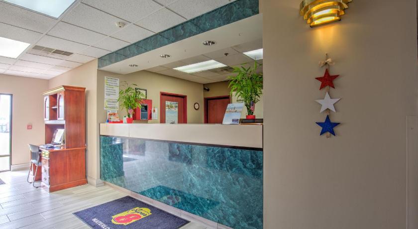 Super 8 By Wyndham Waterloo photo