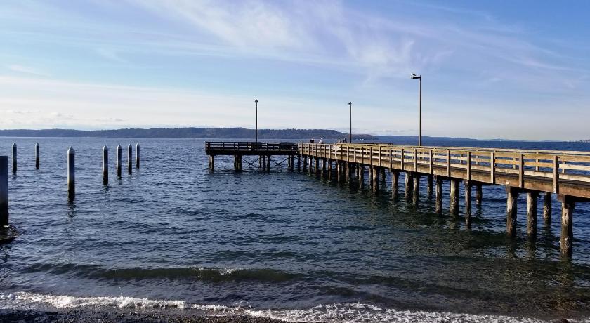 Redondo waterfront house with a private room photo