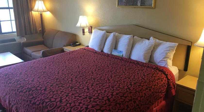 a hotel room with two beds and a lamp, Days Inn by Wyndham Yazoo City in Yazoo City (MS)