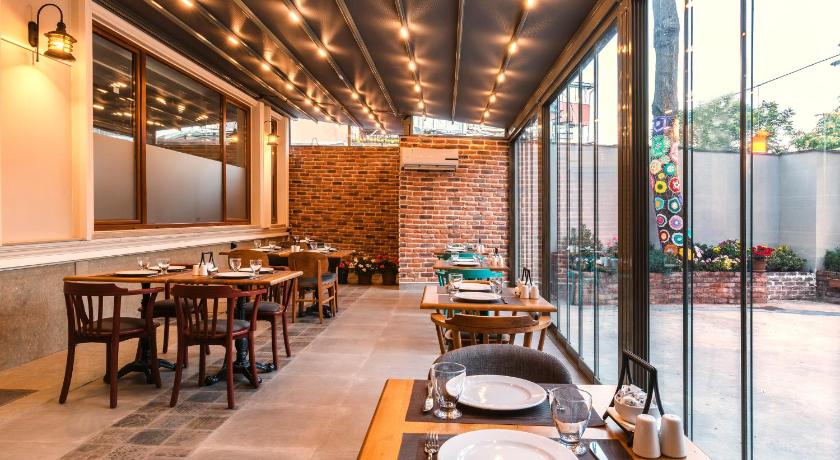 Obelisk Hotel & Suites - image 6