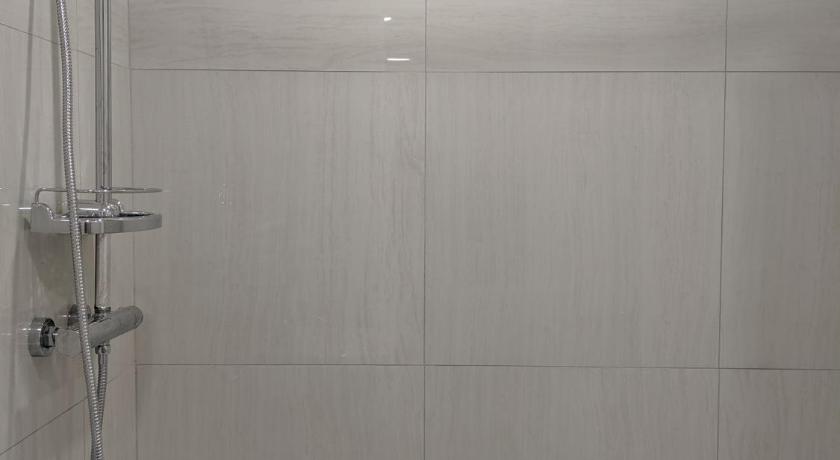 Spacious basement one bedroom apartment, WiFi. photo