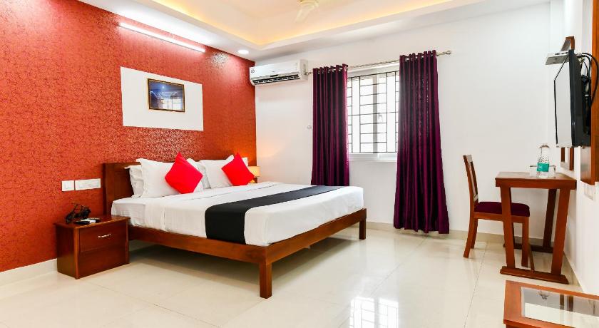 OYO 24373 Hilite Inn photo