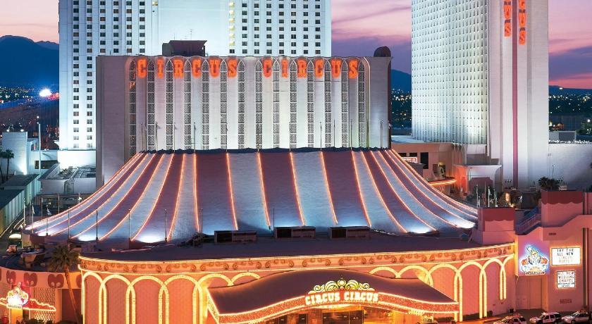a large building with a large clock on top of it, Circus Circus Hotel, Casino & Theme Park in Las Vegas (NV)