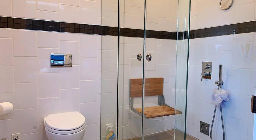 Nice rooms with private bath in Mid Town Toronto photo