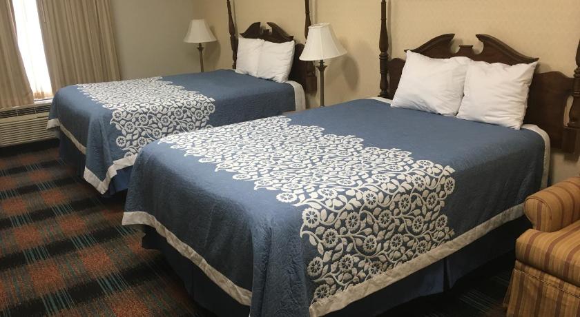 a hotel room with two beds and two lamps, Days Inn by Wyndham Hattiesburg MS in Hattiesburg (MS)