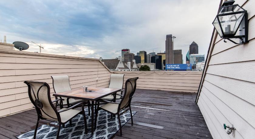 DownTown Three Bedroom Townhome Sleeps 8 photo