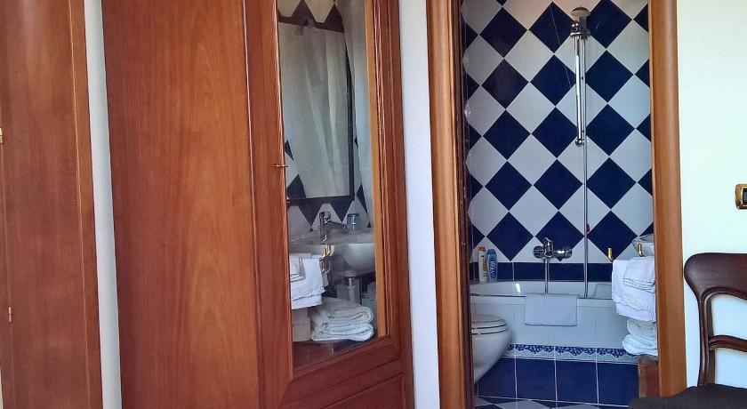 Image of Double Room with Sea View 4