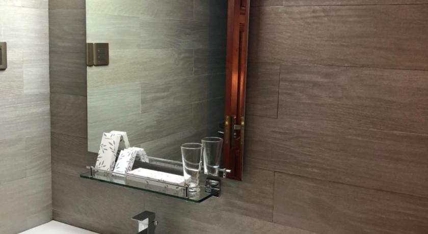 Image of Deluxe King Room 4
