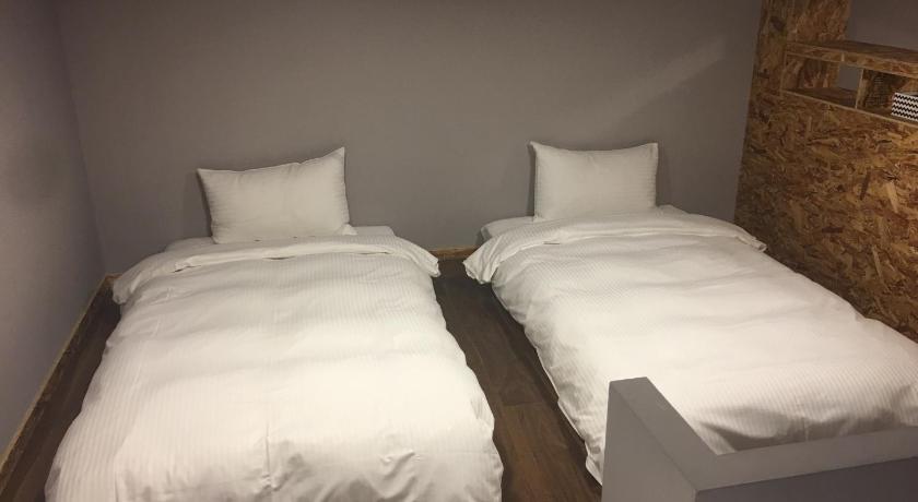 Image of Quadruple Room with Bath 10