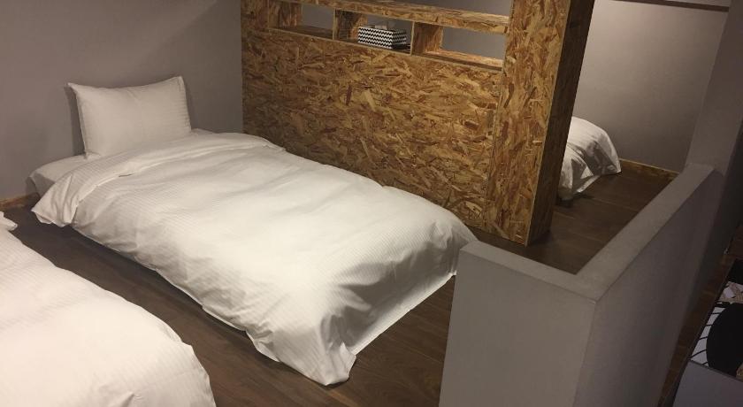 Image of Quadruple Room with Bath 8