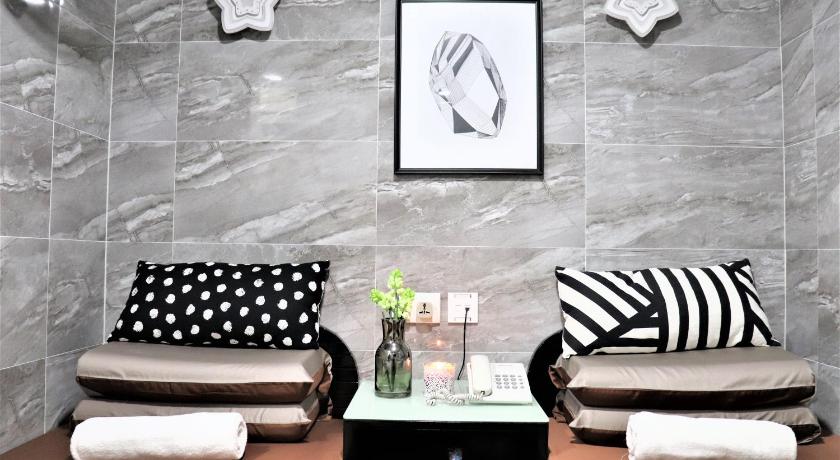 W's Lounge - image 11
