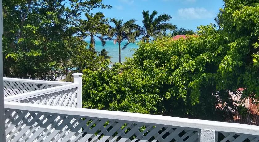 Deluxe Colonial King Room with Partial Sea View (Verandah Access) attēls 13