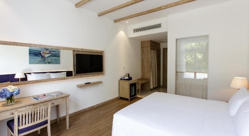Image of Elite Deluxe Pool or City View King Room with Balcony 14