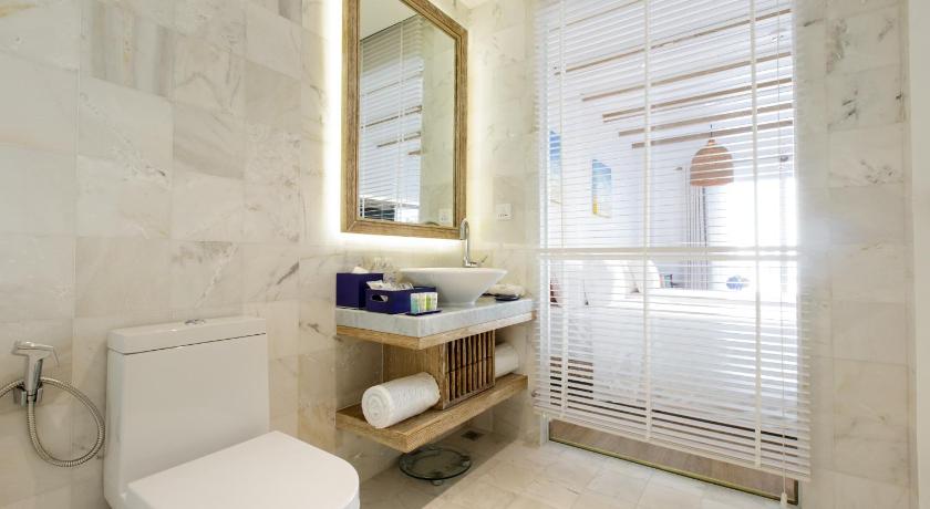 Image of Elite Deluxe Pool or City View King Room with Balcony 2
