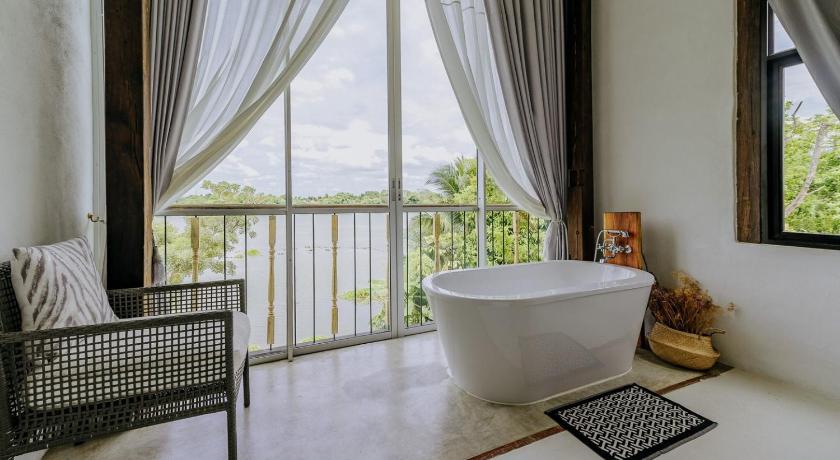 Kamphaeng Phet White Wall Riverfront Hotel 2-Star Hotel lobby