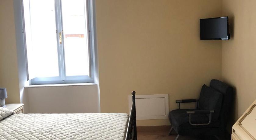 a bedroom with a bed and a window, Alloggi per uso turistico A&M in Acquapendente