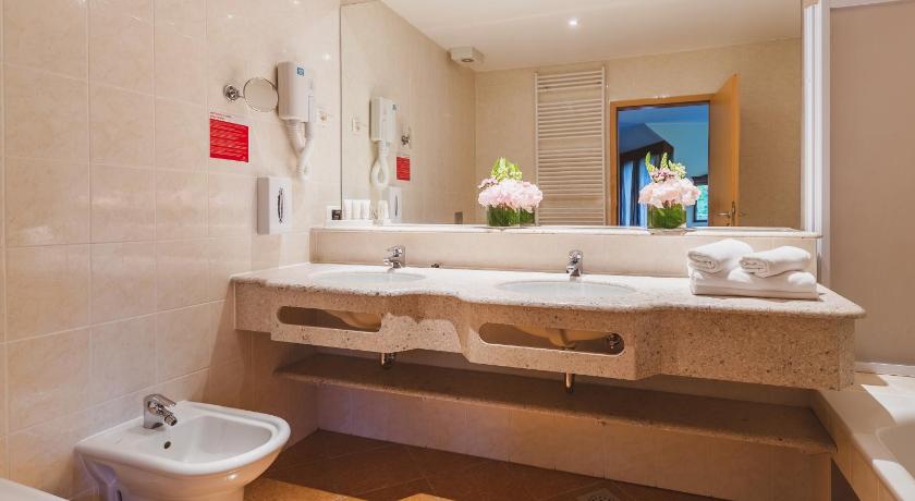 Image of 1 King Bed Suite 8