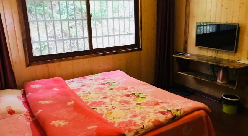 a bed in a room with a window, Zhangjiajie one step to heaven inn (Yangjiajie ticket office) in Zhangjiajie