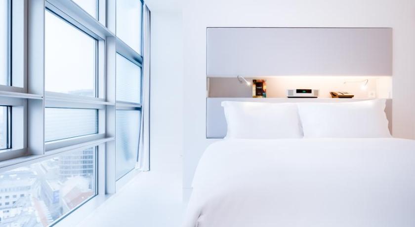 Image of Junior Suite - Ferris Wheel View, king bed 8